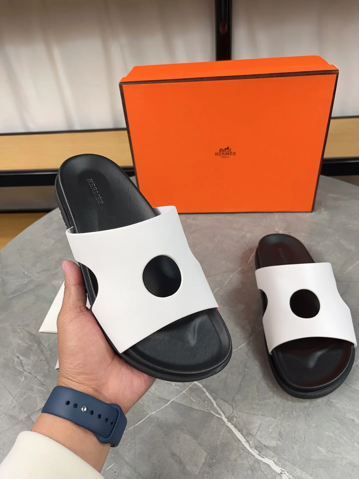 p400🐮🐮H family classic (couple style) Hermes Hermes spring and summer sandals series! Classic style, always popular slippers - sandals, great with any combination! ! ! Upper: imported PU inner lining: imported mixed sheepskin Outsole: Tpu non-slip and wear-resistant outsole Female size: 35-40 (customized at 41) Male size: 39-45 (customized at 39.45)